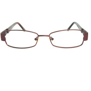 Pode incluir: Óculos retangulares com armação bordô e hastes bordô escuro. As lentes são transparentes e a armação tem um design fino de metal. Os óculos estão em um fundo branco.