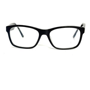 Peut inclure: Une paire de lunettes à monture noire avec des verres rectangulaires. La monture est fabriquée dans un matériau noir brillant et solide, comprenant un pont et deux branches qui s'étendent vers l'extérieur. Les verres clairs sont fixés.