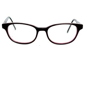 Può includere: Un paio di occhiali ovali neri con un sottile bordo rosa attorno alle lenti.