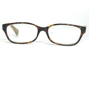 Può includere: Occhiali con motivo tartarugato. Le montature sono marroni e nere con forma rettangolare. Le aste hanno un design più chiaro. Le lenti sono trasparenti.