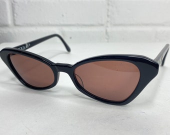 Vogue Eyewear Fanny 50-22 W44 Black Plastic Sunglasses Red lens H2103