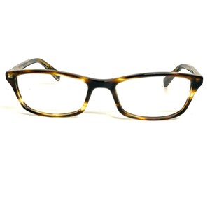 Pode incluir: Óculos de armação completa com formato retangular e padrão de tartaruga em tons de castanho e preto. Os óculos possuem lentes transparentes e hastes finas e curvas que se estendem dos cantos externos da armação.