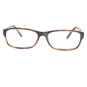 Può includere: Un set di tre tazze in ceramica con finitura opaca e macchiettata. Le tazze sono nei toni del crema, grigio chiaro e grigio scuro. Ogni tazza ha un design semplice e minimalista e un manico arrotondato.