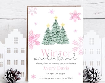 Peut inclure: Une invitation d'anniversaire sur le thème de l'hiver avec un design à l'aquarelle. L'invitation présente des sapins verts avec des étoiles jaunes, des flocons de neige roses et les mots "Winter onederland". Le texte comprend les détails de la fête.