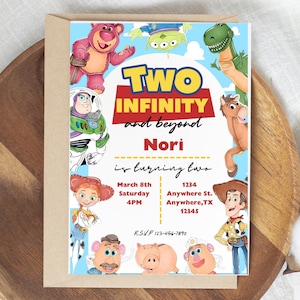 Puede incluir: Una invitación colorida para una fiesta de cumpleaños con temática de Toy Story. La invitación presenta personajes de la película, incluidos Woody, Buzz Lightyear y Rex. El texto de la invitación dice "Two Infinity and beyond Nori is turning two" e incluye la fecha, la hora y la ubicación de la fiesta.