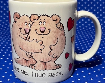Bonita taza de café vintage con ositos enamorados "Hug Me. I Hug Back"