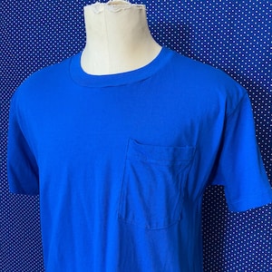 Blank vintage 1990’s Fruit of the Loom blue pocket t-shirt, large