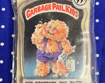 Vintage deadstock 1980’s Garbage Pail Kids pin back button, Squeeze Me!