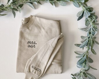 Sudadera de novia bordada personalizable, cuello redondo "Mrs.", regalo para boda, regalo para despedida de soltera