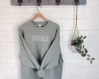 Sudadera de mamá bordada personalizable, letras universitarias, sudadera de mamá de estilo universitario, sudadera verde, suéter de mamá de cuello redondo