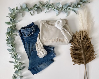 Sudadera bordada personalizable para abuela, monocromática neutra, minimalista, con cuello redondo, regalo para abuela, anuncio de embarazo.