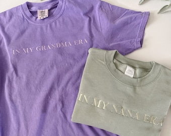 En mi camiseta de la era “custom”, sudadera monocromática con letras bordadas, en mi camiseta de la era de mi mamá, camiseta de colores confort