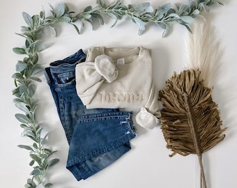 Sudadera bordada personalizable para mamá, letras modernas, estilo monocromático neutro, sudadera minimalista, suéter de cuello redondo para mamá, regalo para mamá