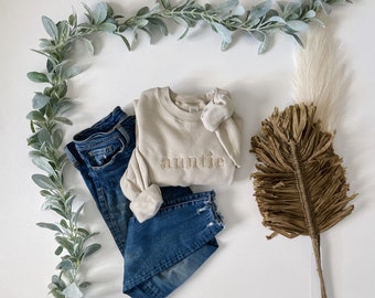 Sudadera de tía bordada personalizable, letras modernas, sudadera neutra, regalo para tía, estilo minimalista, suéter de cuello redondo, monocromático