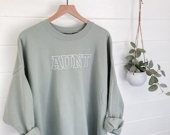 Sudadera de cuello redondo bordada personalizable con texto "Tía/Tía/Tío" para regalar a tía, tía o tío.