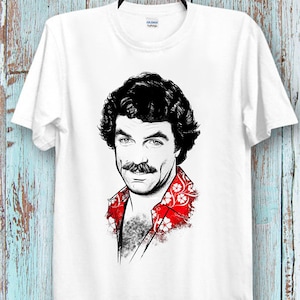 Peut inclure: T-shirt blanc avec une illustration en noir et blanc d'un homme avec une moustache portant une chemise à motifs rouge et blanc.