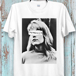 Puede incluir: Camiseta blanca con una foto en blanco y negro de una mujer con el texto "FIREWALK WITH ME" cubriéndole los ojos.