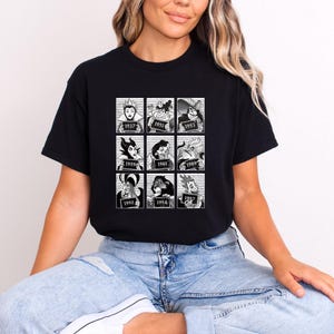 Puede incluir: Camiseta negra con una cuadr&iacute;cula de nueve ilustraciones en blanco y negro de villanos animados, cada una con un a&ntilde;o de lanzamiento. La camiseta es de cuello redondo y la lleva una persona.