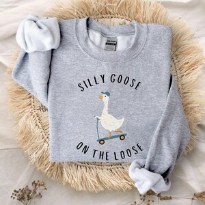 Sudadera Silly Goose On The Loose, Sudadera de cuello redondo con ganso, Sudadera con capucha Silly Goose, Sudadera divertida, Regalo de suéter divertido imagen 6