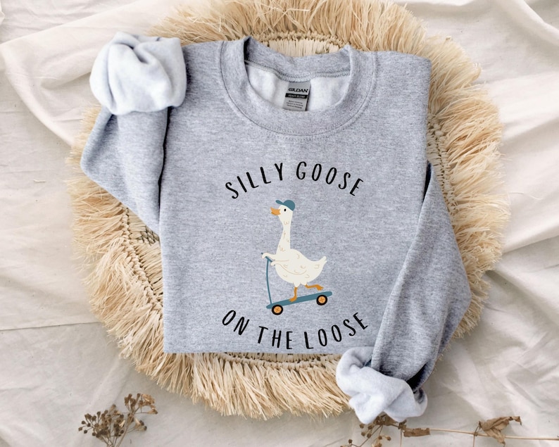 Sudadera Silly Goose On The Loose, Sudadera de cuello redondo con ganso, Sudadera con capucha Silly Goose, Sudadera divertida, Regalo de suéter divertido imagen 6