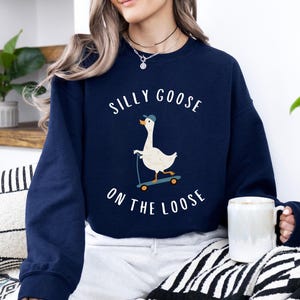 Sudadera Silly Goose On The Loose, Sudadera de cuello redondo con ganso, Sudadera con capucha Silly Goose, Sudadera divertida, Regalo de suéter divertido imagen 7