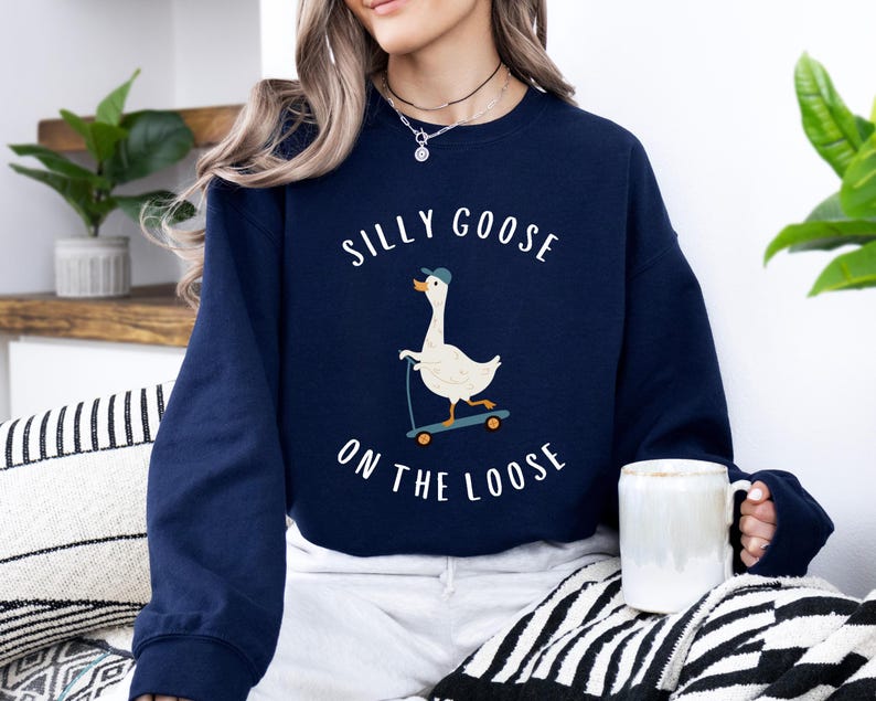 Sudadera Silly Goose On The Loose, Sudadera de cuello redondo con ganso, Sudadera con capucha Silly Goose, Sudadera divertida, Regalo de suéter divertido imagen 7