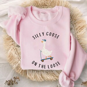Sudadera Silly Goose On The Loose, Sudadera de cuello redondo con ganso, Sudadera con capucha Silly Goose, Sudadera divertida, Regalo de suéter divertido imagen 5