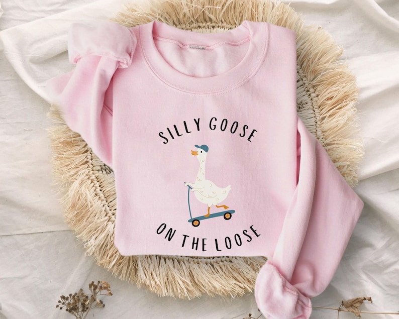 Sudadera Silly Goose On The Loose, Sudadera de cuello redondo con ganso, Sudadera con capucha Silly Goose, Sudadera divertida, Regalo de suéter divertido imagen 5