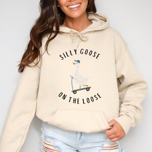 Sudadera Silly Goose On The Loose, Sudadera de cuello redondo con ganso, Sudadera con capucha Silly Goose, Sudadera divertida, Regalo de suéter divertido imagen 3