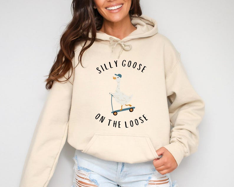 Sudadera Silly Goose On The Loose, Sudadera de cuello redondo con ganso, Sudadera con capucha Silly Goose, Sudadera divertida, Regalo de suéter divertido imagen 3
