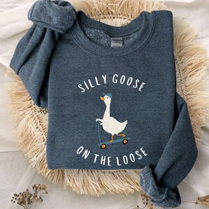 Sudadera Silly Goose On The Loose, Sudadera de cuello redondo con ganso, Sudadera con capucha Silly Goose, Sudadera divertida, Regalo de suéter divertido imagen 2