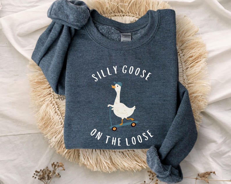 Sudadera Silly Goose On The Loose, Sudadera de cuello redondo con ganso, Sudadera con capucha Silly Goose, Sudadera divertida, Regalo de suéter divertido imagen 2