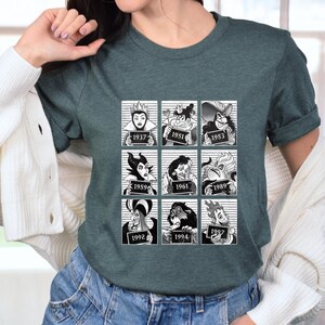 Puede incluir: Camiseta verde oscuro con un gr&aacute;fico en blanco y negro de nueve villanos de dibujos animados en cajas estilo ficha policial, cada uno con un a&ntilde;o. La camiseta es de cuello redondo y tiene mangas cortas. El gr&aacute;fico incluye personajes de varias pel&iacute;culas de animaci&oacute;n.