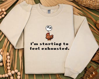 Sudadera "Empiezo a sentirme agotado", suéter Sleepy Chicken, regalo para gamers de pixel art, sudadera acogedora para gaming, cuello redondo divertido para expresar cansancio.