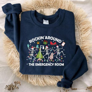 Sudadera navideña para enfermera de urgencias, camiseta para enfermera de urgencias, esqueleto rockero, camiseta para técnico de urgencias, departamento de urgencias, regalo de Navidad para enfermera imagen 3