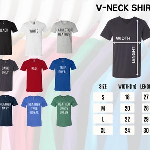 Puede incluir: Una selecci&oacute;n de camisetas con cuello en V en varios colores, incluyendo negro, blanco y rojo. La imagen muestra detalles de tallas y medidas, con anchos de 45.7 cm a 61 cm y largos de 70.5 cm a 78.1 cm.