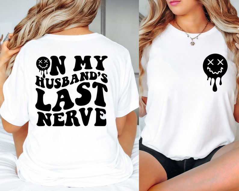 K&ouml;nnte beinhalten: Zwei wei&szlig;e T-Shirts mit schwarzem Text und einer schwarzen Grafik. Die Vorderseite eines Shirts hat ein tropfendes Smiley-Gesicht mit X f&uuml;r Augen. Die R&uuml;ckseite des anderen Shirts sagt "On My Husband's Last Nerve" mit einem tropfenden Smiley-Gesicht mit X f&uuml;r Augen.