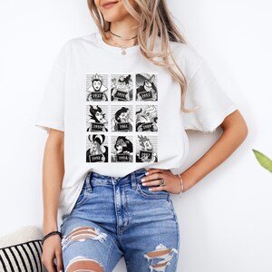 Puede incluir: Camiseta blanca con una cuadr&iacute;cula de nueve ilustraciones en blanco y negro de villanos de dibujos animados con sus a&ntilde;os de ficha policial. La camiseta se lleva con vaqueros azules. Los a&ntilde;os son 1937, 1951, 1953, 1959, 1961, 1969, 1992, 1994 y 1997.