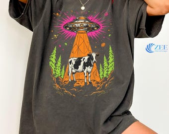 Alien Abduction T-Shirt: Funny Retro UFO Cow Shirt, Paranormal Oversized Aesthetic UFO Tee