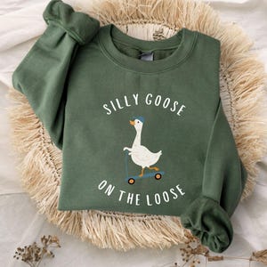 Sudadera Silly Goose On The Loose, Sudadera de cuello redondo con ganso, Sudadera con capucha Silly Goose, Sudadera divertida, Regalo de suéter divertido imagen 1