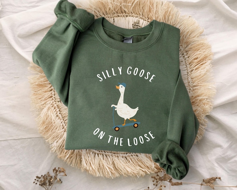 Sudadera Silly Goose On The Loose, Sudadera de cuello redondo con ganso, Sudadera con capucha Silly Goose, Sudadera divertida, Regalo de suéter divertido imagen 1