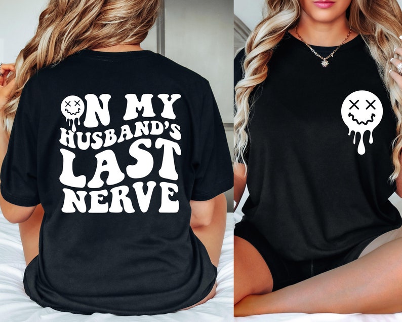 K&ouml;nnte beinhalten: Schwarzes T-Shirt mit wei&szlig;em Text, der "On My Husband's Last Nerve" lautet, und einem tropfenden Smiley mit X f&uuml;r Augen.