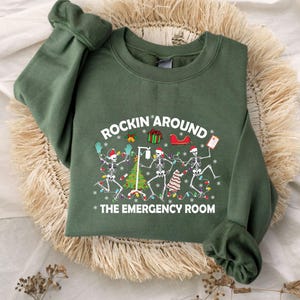 Sudadera navideña para enfermera de urgencias, camiseta para enfermera de urgencias, esqueleto rockero, camiseta para técnico de urgencias, departamento de urgencias, regalo de Navidad para enfermera imagen 2