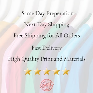 Puede incluir: Imagen con texto: "Preparaci&oacute;n el mismo d&iacute;a, Env&iacute;o al d&iacute;a siguiente, Env&iacute;o gratuito para todos los pedidos, Entrega r&aacute;pida, Impresi&oacute;n y materiales de alta calidad". Incluye estrellas doradas y un sello "Made in America".