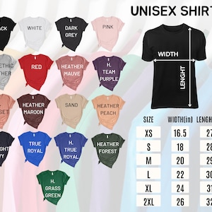 Puede incluir: Una selecci&oacute;n de camisetas unisex en varios colores, incluyendo negro, blanco y gris jaspeado. La imagen muestra una tabla de tallas con medidas en pulgadas para el ancho y el largo. El texto "UNISEX SHIRT" est&aacute; en la parte superior.