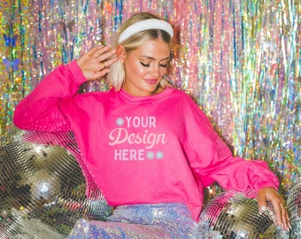 Mockup di felpa Heliconia: foto di una modella che indossa una felpa girocollo Gildan 18000 Heliconia / Mockup dallo stile carino con glitter e atmosfera disco groovy