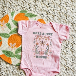 Mockup di body rosa per neonati: foto di body in jersey fine per neonati Pink Rabbit Skins 4424 / Mockup carino Flatlay, mockup di estetica retrò colorata