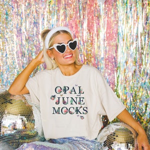 Mockup van oversized zandkleurig T-shirt: foto van model met zand T-shirt Gildan 5000 | Kleurrijk vrijgezellenfeest of bruidsmodel met retrosfeer