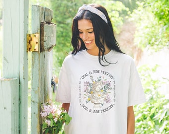 Weißes Hemd Mockup Aufgenommen im Garten: Buntes Foto von Modell Trägt Weißes Comfort Colors® 1717 T-Shirt | Outdoor Natur Blumen Mockup