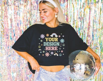 Mockup de camiseta preta grande: foto de modelo vestindo camiseta preta Gildan 2000 | Mock colorido com disco retrô e vibe boho brilhante